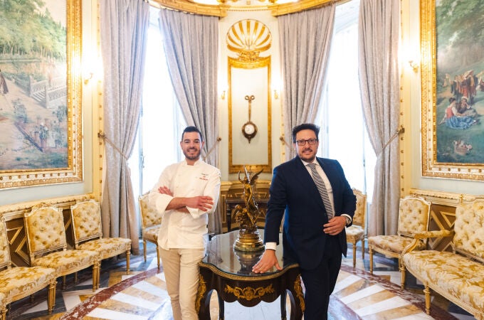 El Chef Cristóbal Muñoz y Guillermo Baltasar en el Palacio de los Duques de Saldaña.