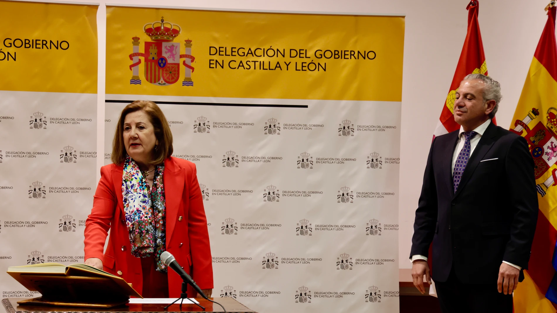 La nueva subdelegada del Gobierno en Salamanca, Rosa María López Alonso, toma posesión de su cargo, en presencia del delegado Nicanor Sen