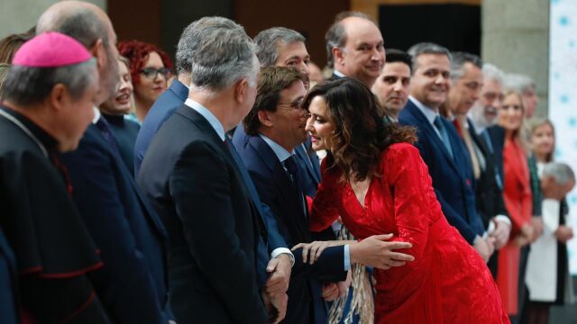 El alcalde de Madrid, José Luis Martínez-Almeida, saluda a la presidenta de Madrid, Isabel Díaz Ayuso
