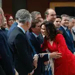 El alcalde de Madrid, José Luis Martínez-Almeida, saluda a la presidenta de Madrid, Isabel Díaz Ayuso