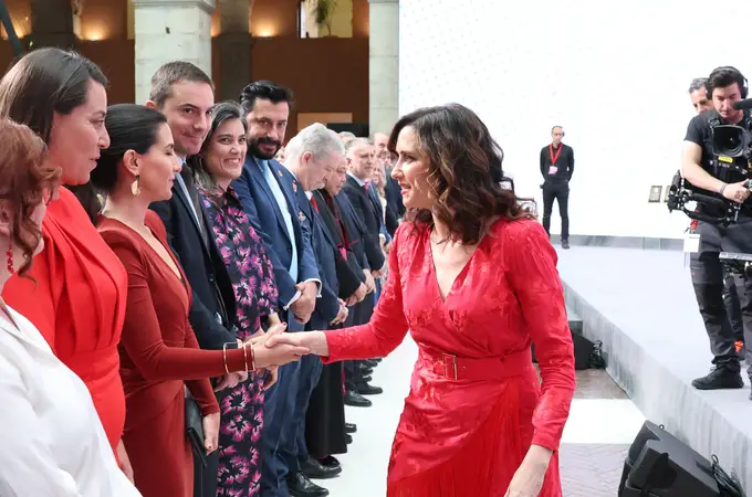 Isabel Díaz Ayuso se corona como la invitada perfecta de este 2 de Mayo con un vestido rojo Madrid con flecos