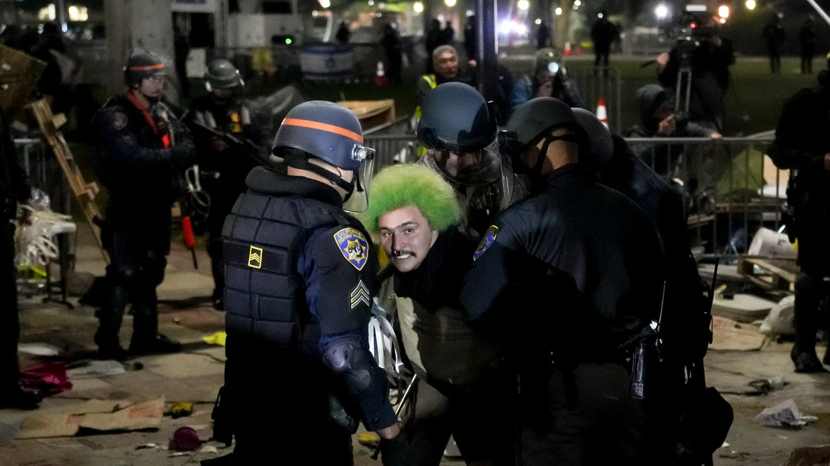 Decenas de detenidos en UCLA tras irrumpir la policía en el campamento propalestino