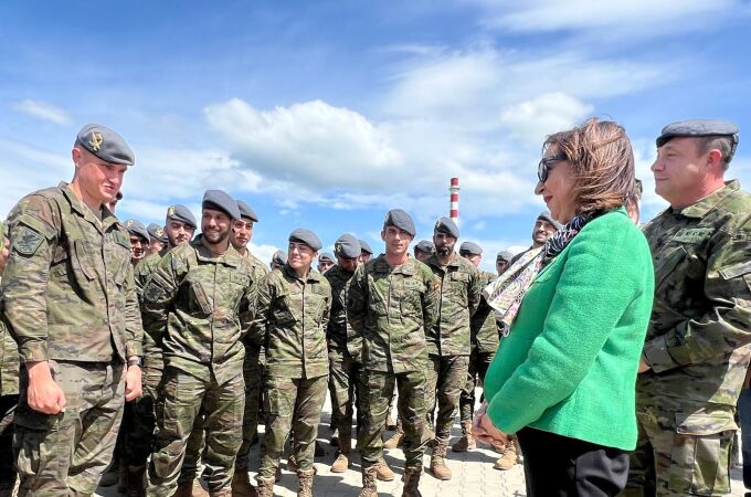 La ministra de Defensa, Margarita Robles, en Eslovaquia visitando a las tropas españolas desplegadas en ese país, un contingente de 700 efectivos que a partir de julio liderará un batallón multinacional que forma parte de la misión de defensa y disuasión en el flanco este de la OTAN.