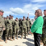 La ministra de Defensa, Margarita Robles, en Eslovaquia visitando a las tropas españolas desplegadas en ese país, un contingente de 700 efectivos que a partir de julio liderará un batallón multinacional que forma parte de la misión de defensa y disuasión en el flanco este de la OTAN.