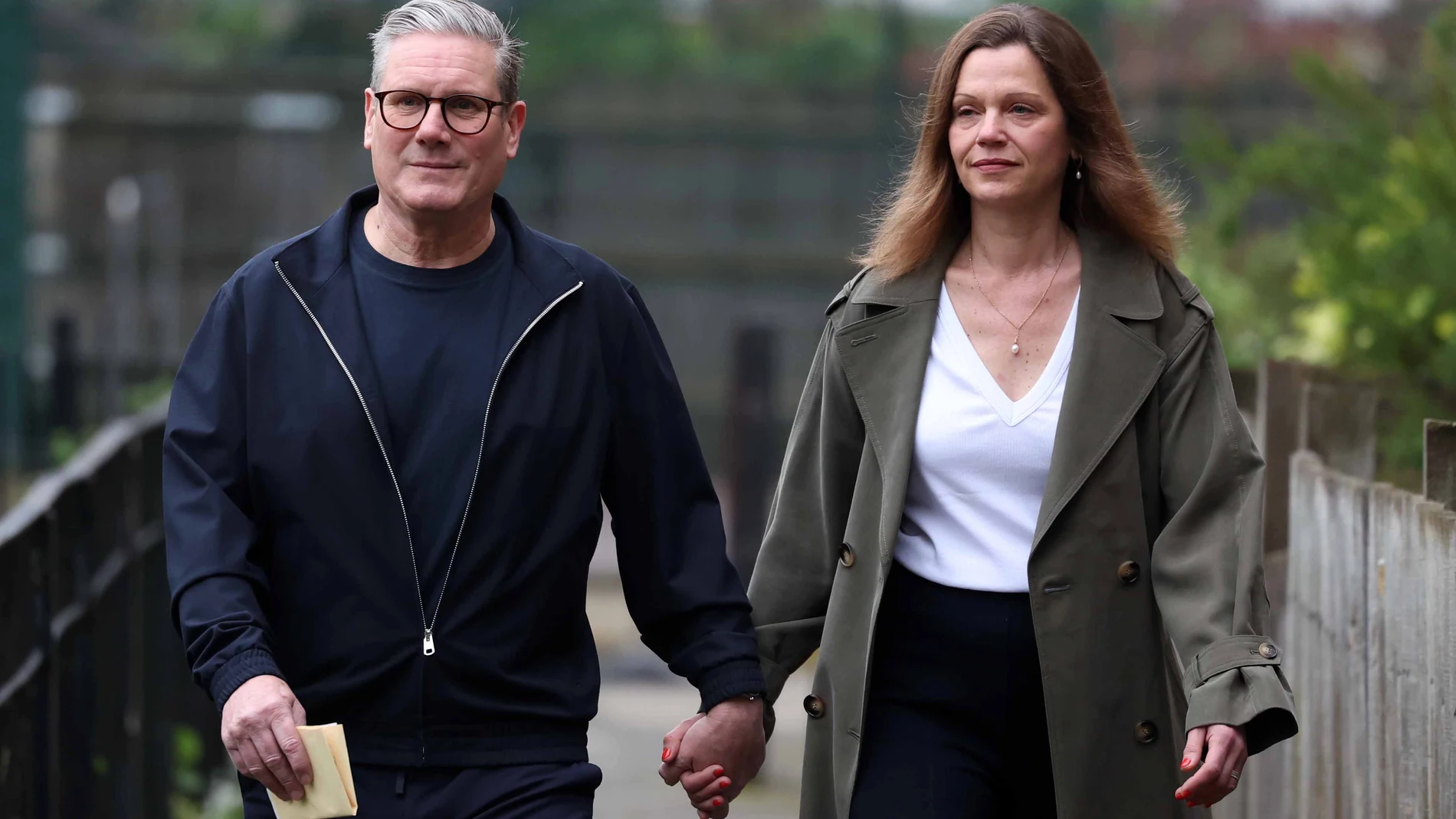 London (United Kingdom), 01/05/2024.- Britain'Äôs opposition Labour Party leader Sir Keir Starmer (L) and his wife Victoria (R) arrive at a polling station in London, Britain, 02 May 2024. Local, regional, and police commissioner elections take place across England and Wales on 02 May 2024. This is expected to be the final time ahead of the UK wide general election later in the year. (Elecciones, Reino Unido, Londres) EFE/EPA/NEIL HALL 