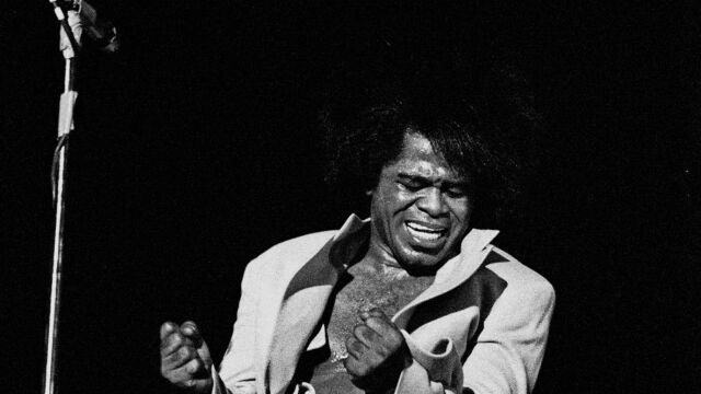 James Brown durante un concierto en Hamburgo, Alemania, en 1973