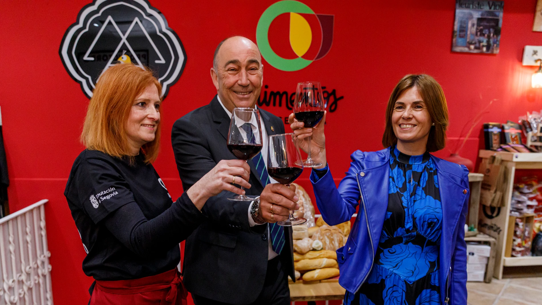El presidente de la Diputación, Miguel Ángel De Vicente, junto a la diputada del área de promoción provincial y desarrollo rural sostenible, Magdalena Rodríguez y la regente de la tienda, Mercedes Jareño; asisten a la inauguración de ‘La Manajarería’, la nueva tienda de Alimentos de Segovia