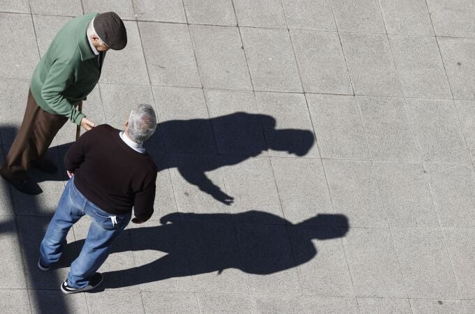 Dos jubilados charlan en la calle, en Bilbao.