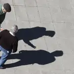Dos jubilados charlan en la calle, en Bilbao.