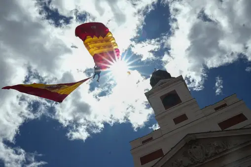La Patrulla Águila cubre el Kilómetro Cero con la bandera de España