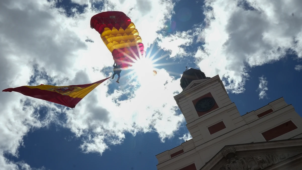 La Patrulla Águila cubre el Kilómetro Cero con al bandera de España
