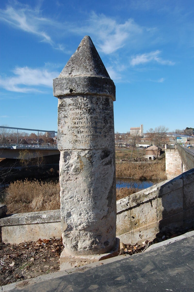 Placa conmemorativa de las obras de rehabilitación del puente del río Henares ordenadas por el rey Carlos III