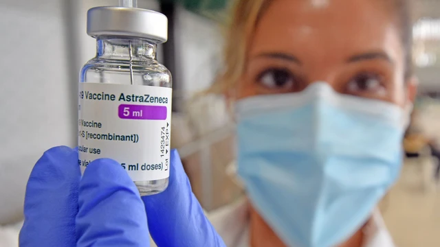 Una enfermera muestra un vial del suero de AstraZeneca contra la covid