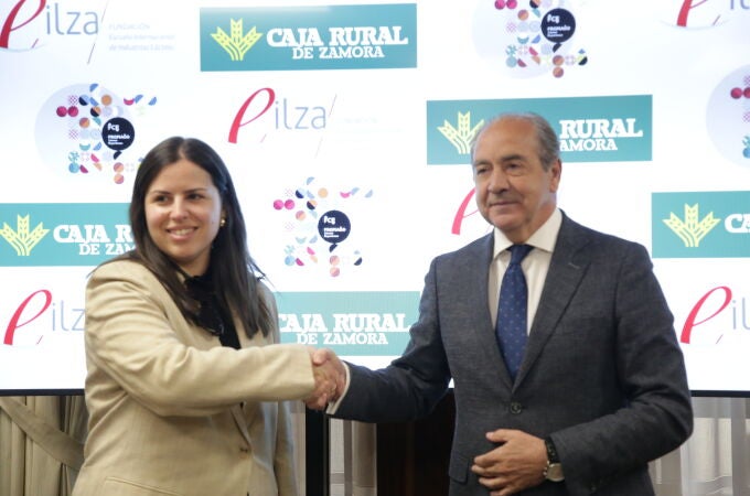 La presidenta de la Eilza, Sara Fregeneda, y el director general de la cooperativa de crédito, Cipriano García.