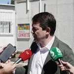 Fernández Mañueco atiende a los medios de comunicación en Tarragona