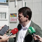 Fernández Mañueco atiende a los medios de comunicación en Tarragona