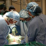 Una posibilidad es que los médicos o el personal sanitario hable del caso durante la anestesia.