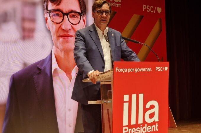 El candidato del PSC al 12M, Salvador Illa, en un mitin en Terrassa (Barcelona)