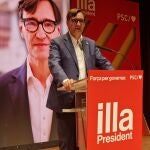 El candidato del PSC al 12M, Salvador Illa, en un mitin en Terrassa (Barcelona)