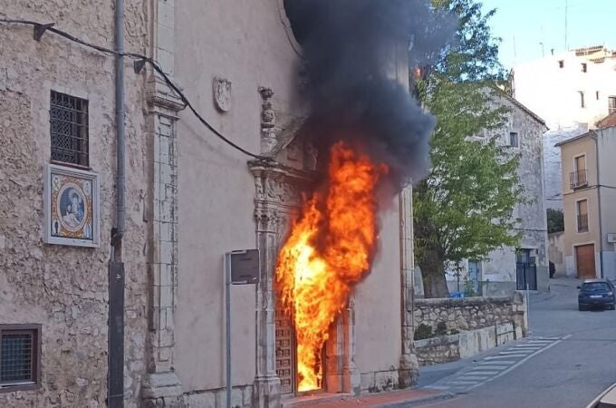 Incendio en la puerta del convento de las Concepcionistas en Cuenca