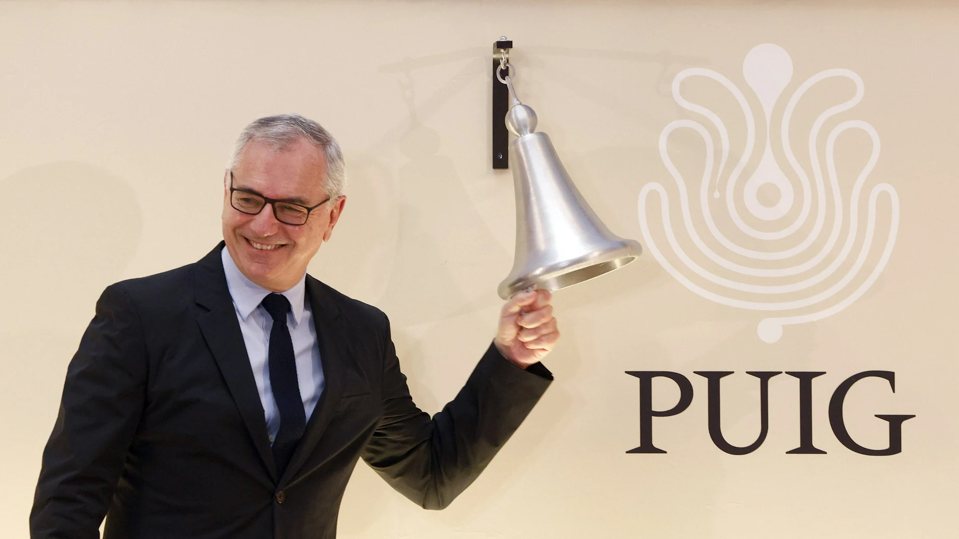 El presidente de la multinacional de fragancias y moda Puig, Marc Puig, durante el tradicional toque de campana en la Bolsa de Barcelona con el que la compañía se ha estrenado en bolsa con una subida del 4,07 %, lo que ha situado el precio de la acción en 25,54 euros y su capitalización bursátil en 4.538 millones de euros, protagonizando la mayor salida a bolsa del año en Europa.