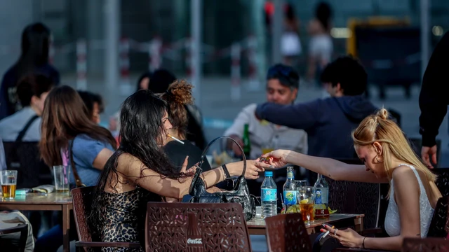 El Gobierno baraja la prohibición de fumar en las terrazas, una medida que ha enfadado a la hostelería