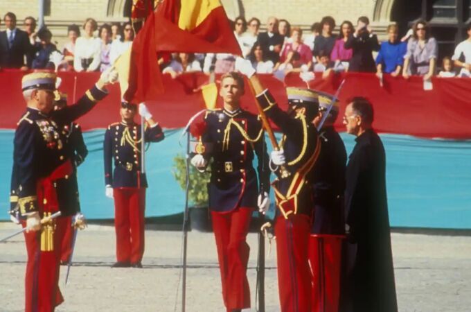El príncipe Felipe jura bandera en Zaragoza, en 1985.