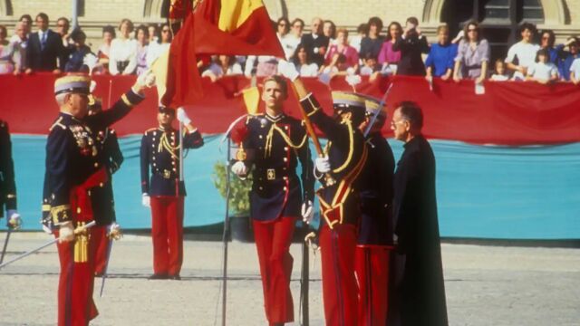 El príncipe Felipe jura bandera en Zaragoza, en 1985.