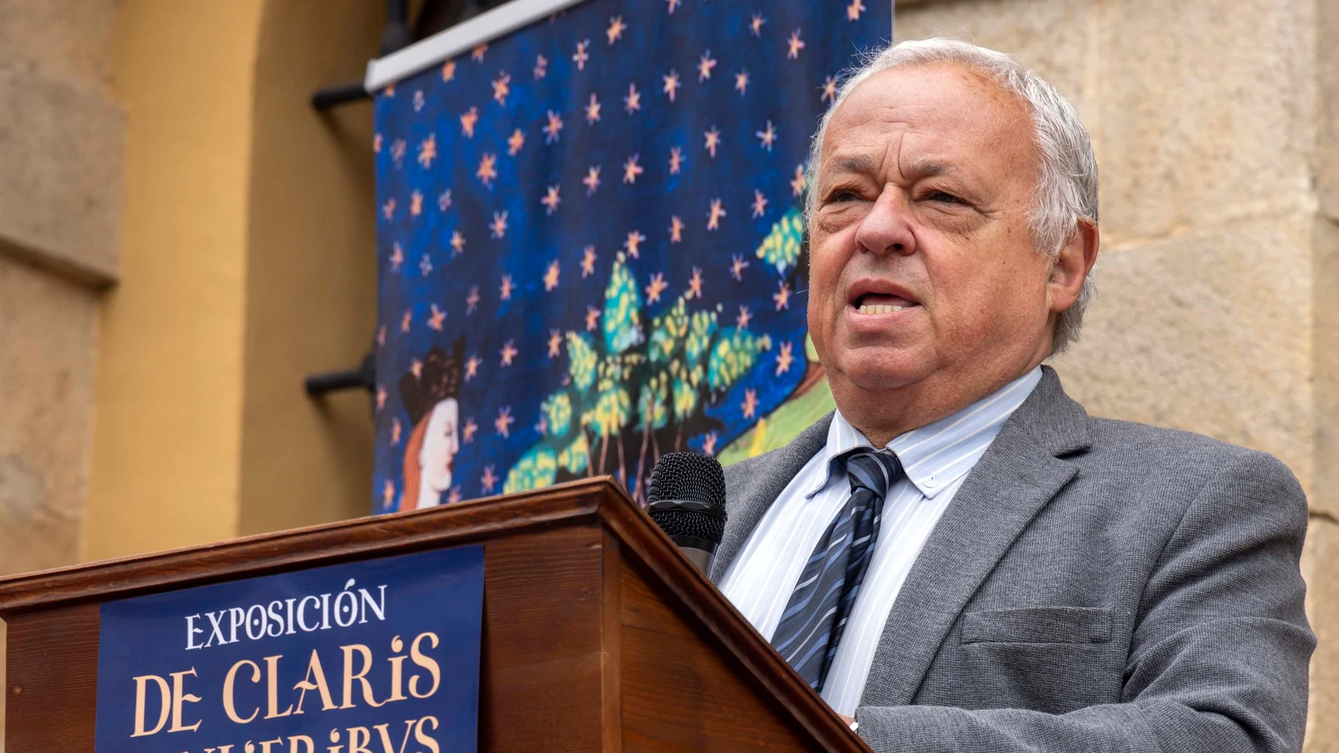 El consejero de Cultura, Turismo y Deporte, Gonzalo Santonja, asiste al acto de inauguración de la exposición ''De Claris Mulieribus: santas, mártires, sabias...''.