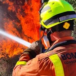 Un incendio forestal obliga a confinar una urbanización en Riba-roja de Túria (Valencia)