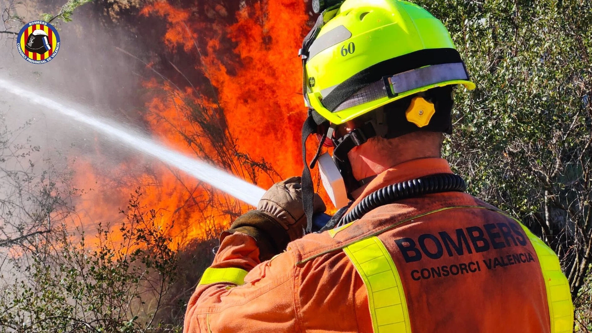 Un bombero trabaja en el incendio forestal de Riba-roja de Túria (Valencia) CONSORCIO BOMBEROS VALENCIA 04/05/2024