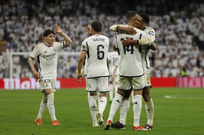 Los jugadores del Madrid se quedaron en el Bernabéu tras ganar al Cádiz
