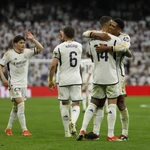 Los jugadores del Madrid se quedaron en el Bernabéu tras ganar al Cádiz