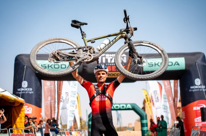 Luis León Sánchez levanta su bicicleta como ganador de la Titan Desert