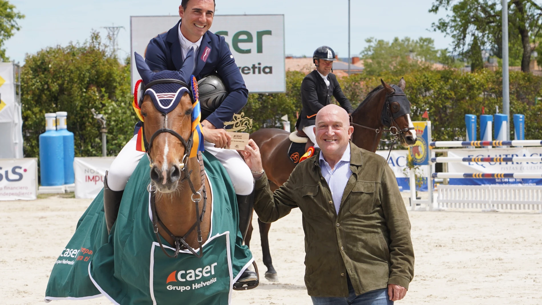 El alcalde de Valladolid, Jesús Julio Carnero con Álvaro González, ganador del Trofeo Caser Grupo Helvetia