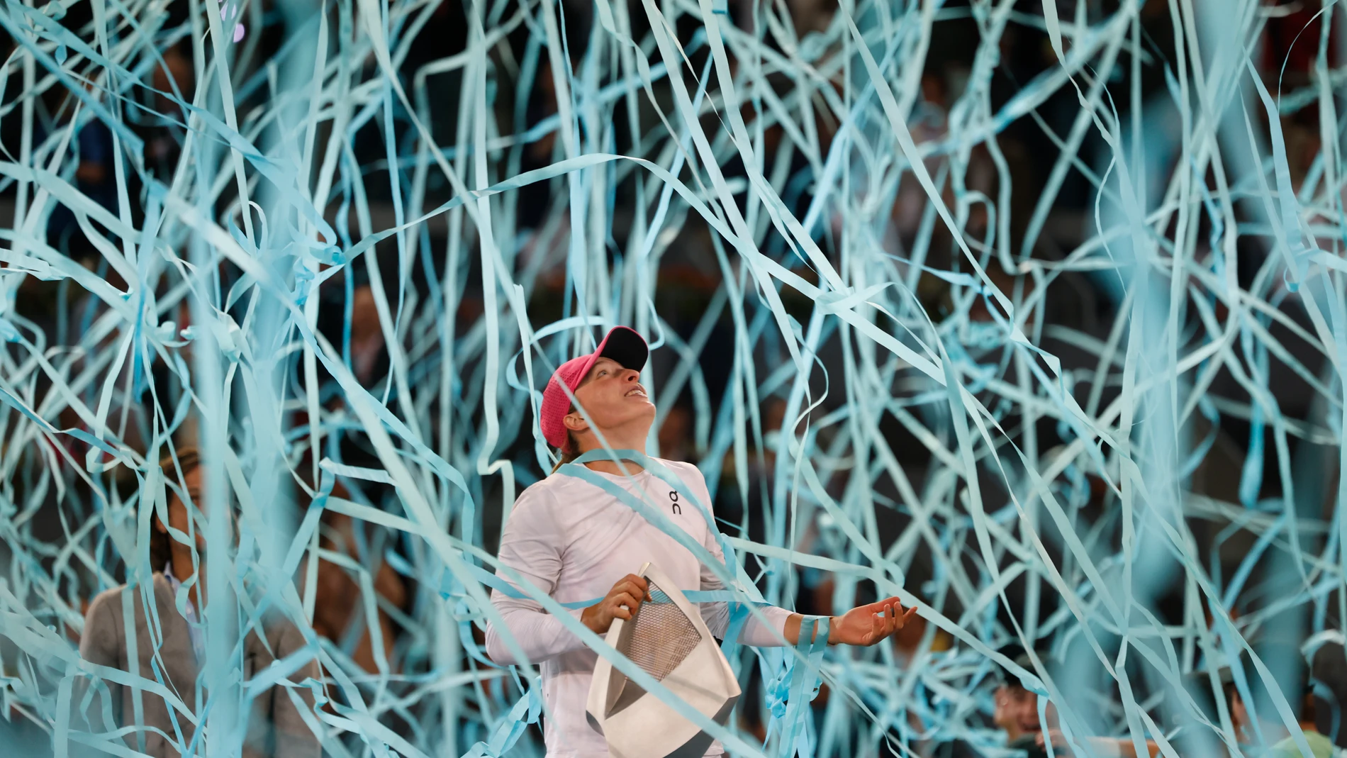 MADRID, 04/05/2024.- La polaca Iga Swiatek celebra su victoria ante la bielorrusa Aryna Sabalenka en la final individual femenina del Mutua Madrid Open que han disputado este sábado en las instalaciones de la Caja Mágica, en Madrid. EFE/ Juanjo Martín 