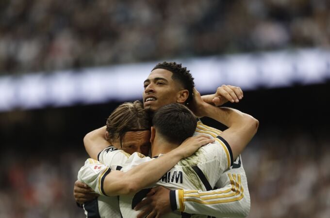 Brahim, Modric y Bellingham celebran uno de los goles ante el Cádiz