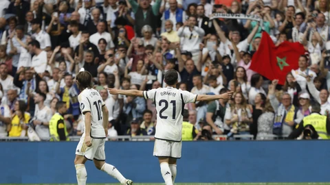El centrocampista del Real Madrid Brahim Díaz celebra tras anotar, durante el partido de la jornada 34 de la Liga EA Sports que disputan Real Madrid y Cádiz en el estadio Santiago Bernabéu.