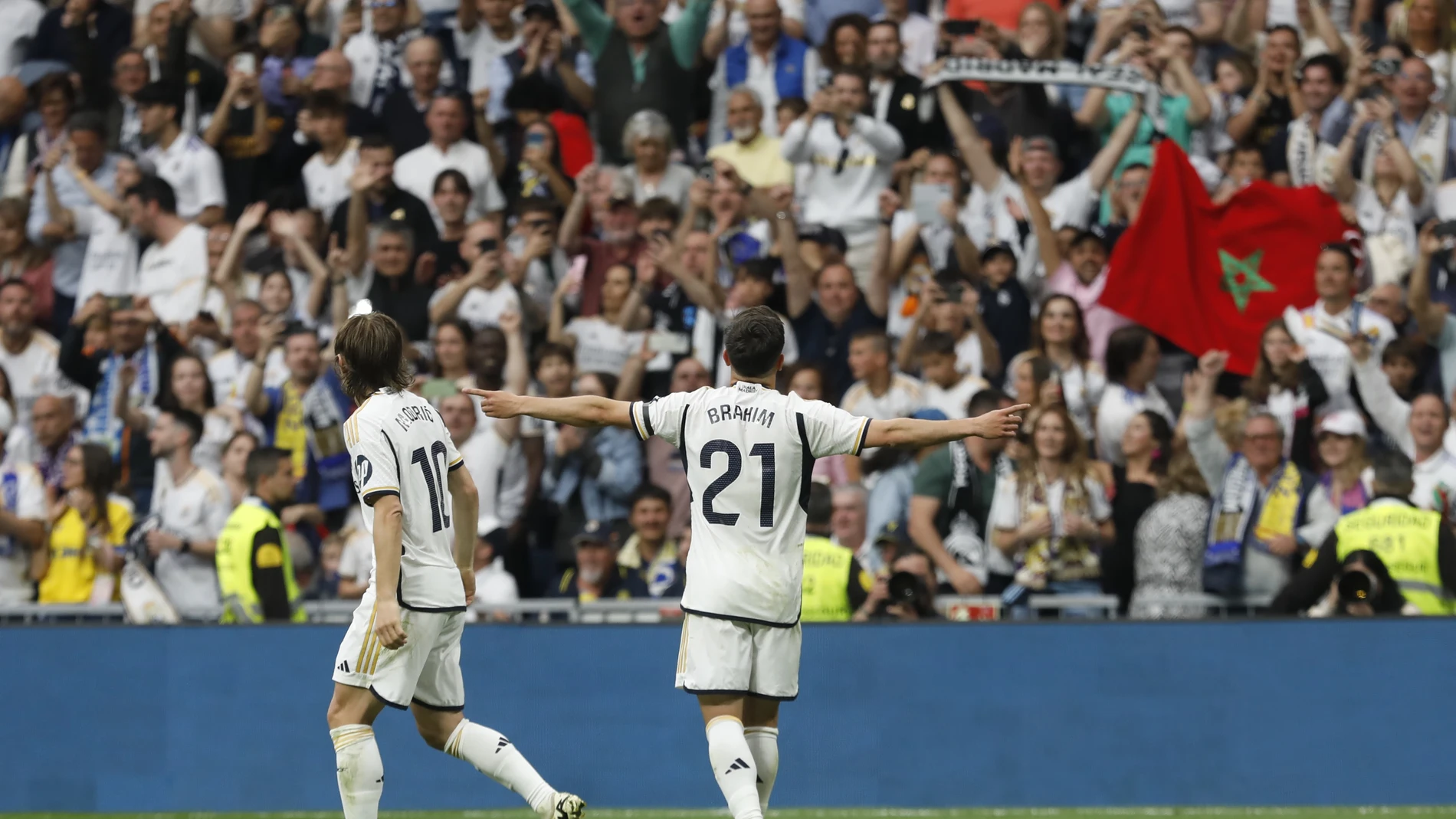 El centrocampista del Real Madrid Brahim Díaz celebra tras anotar, durante el partido de la jornada 34 de la Liga EA Sports que disputan Real Madrid y Cádiz en el estadio Santiago Bernabéu.