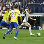 Modric intenta disparar en el Real Madrid-Cádiz