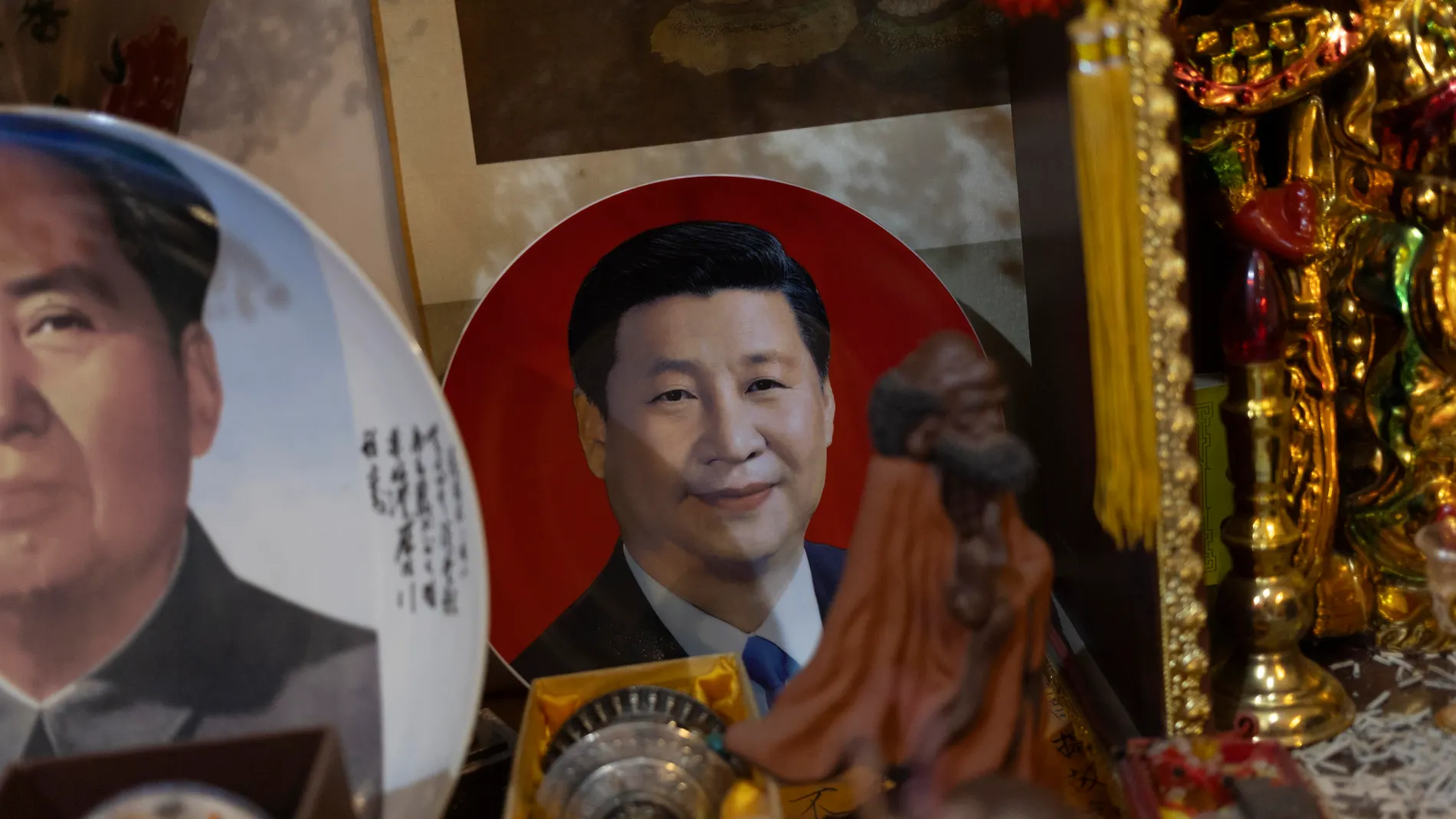 Beijing (China), 05/05/2024.- A plate depicting Chinese President Xi Jinping (C) is displayed among others at a souvenirs store in Beijing, China, 05 May 2024. President Xi Jinping starts on 05 May a trip to Europe until 10 May during which he will visit France, Serbia and Hungary. (Francia, Hungría) EFE/EPA/ANDRES MARTINEZ CASARES 
