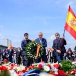 El ministro de Política Territorial y Memoria Democrática, Ángel Víctor Torres, y el titular de Derechos Sociales, Pablo Bustinduy, depositan flores en una ceremonia conmemorativa en el campo de concentración de Mauthausen 