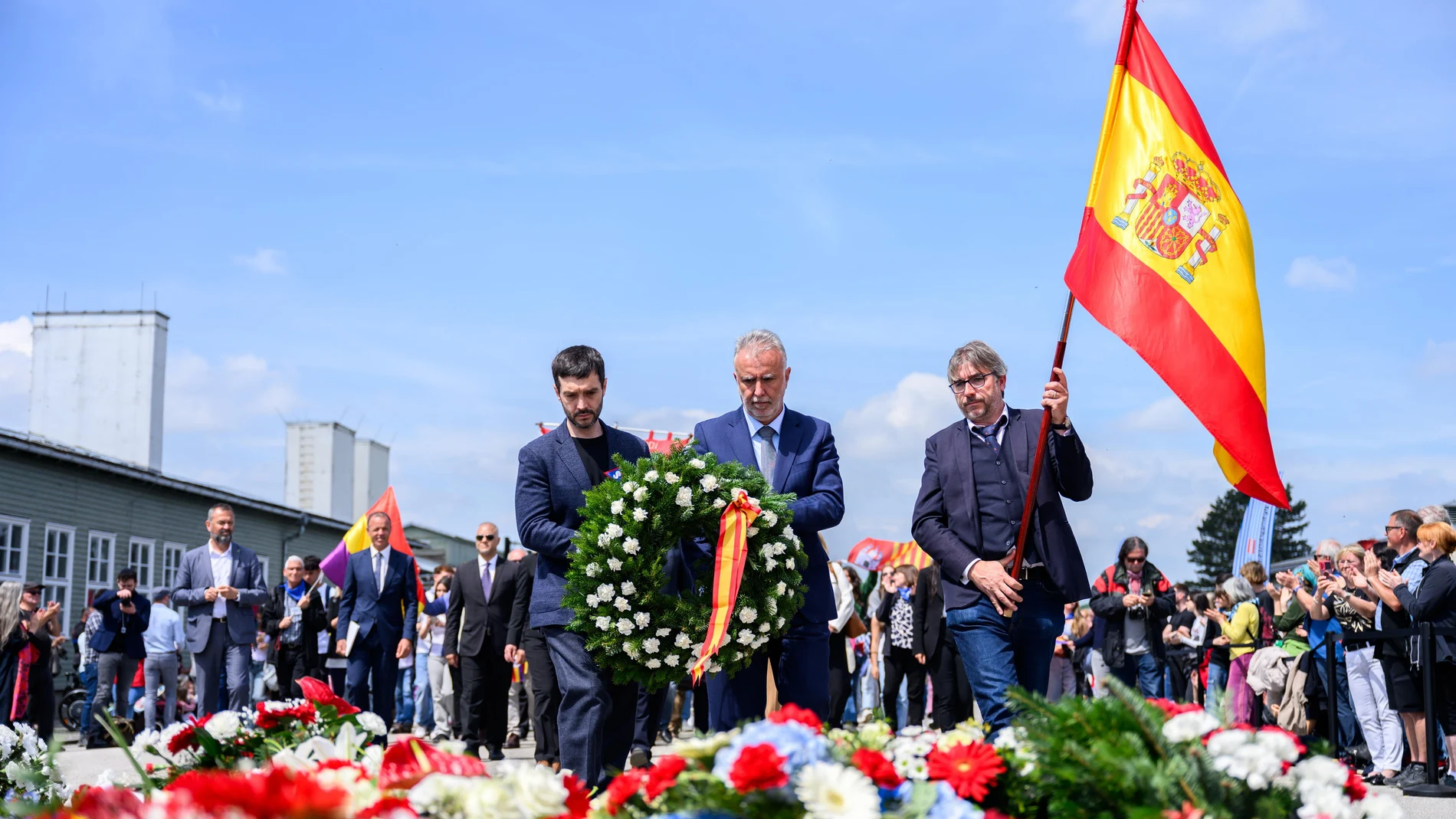 El ministro de Política Territorial y Memoria Democrática, Ángel Víctor Torres, y el titular de Derechos Sociales, Pablo Bustinduy, depositan flores en una ceremonia conmemorativa en el campo de concentración de Mauthausen