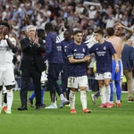 Carlo Ancelotti aplaude al público junto a sus jugadores tras ganar al Cádiz