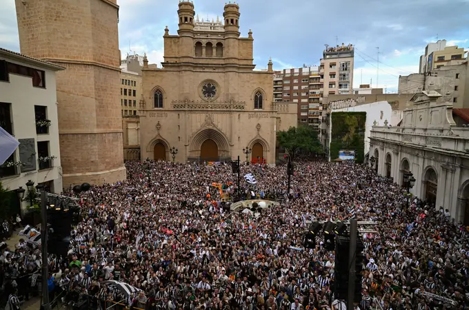 Furor en la Plaza Mayor de Castellón para celebrar el ascenso con su equipo