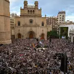 La afición del Castellón abarrota la Plaza Mayor para celebrar el ascenso con su equipo