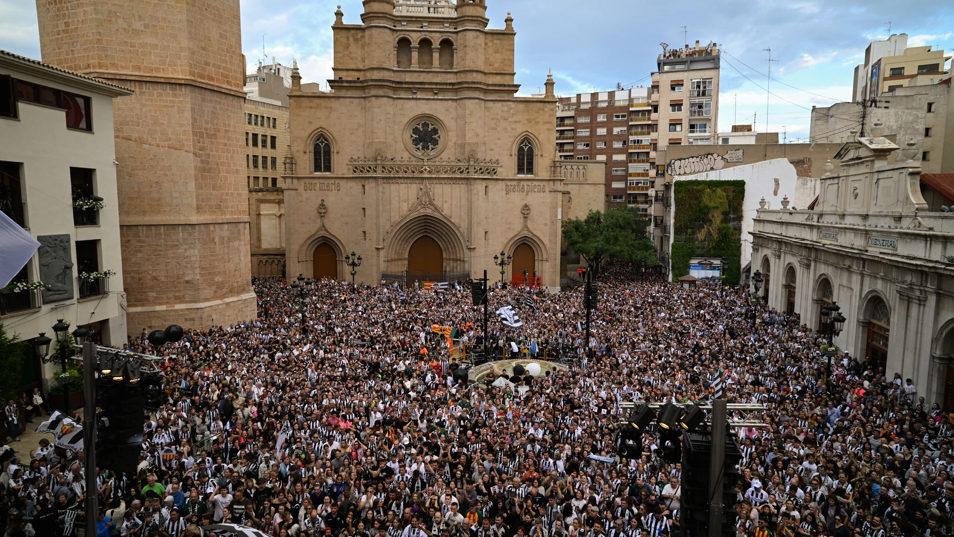Furor en la Plaza Mayor de Castellón para celebrar el ascenso con su equipo