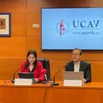 El Vicerrector de Investigación, José Antonio Calvo y la Vicerrectora de Ordenación Académica de la UCAV, Lourdes Miguel, presentan la nueva oferta de titulaciones de la UCAV