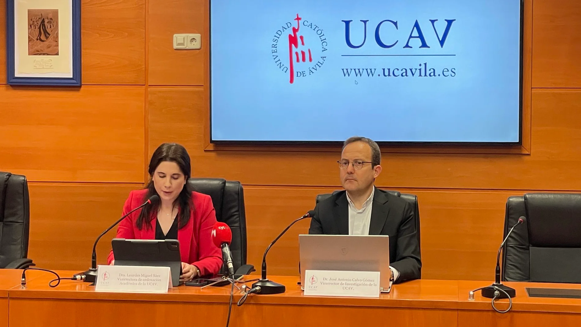 El Vicerrector de Investigación, José Antonio Calvo y la Vicerrectora de Ordenación Académica de la UCAV, Lourdes Miguel, presentan la nueva oferta de titulaciones de la UCAV