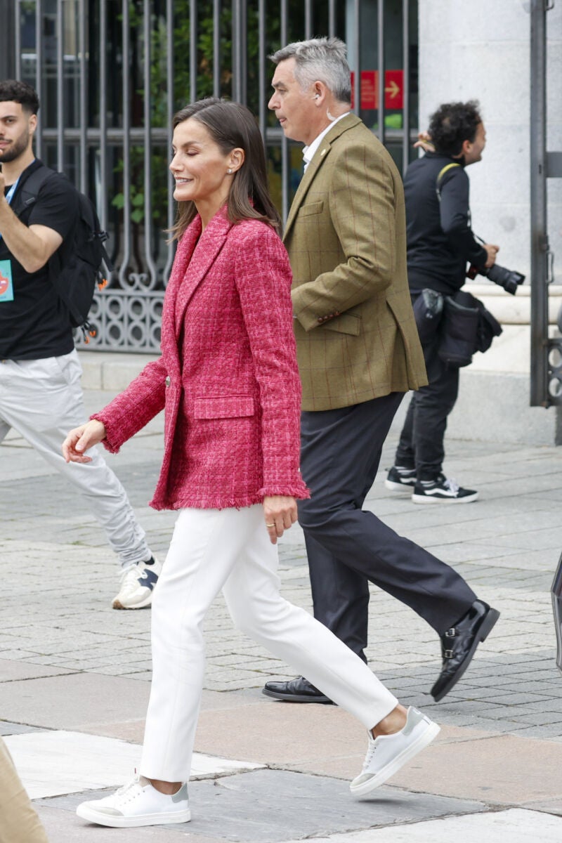 La Reina Letizia con zapatillas MU.